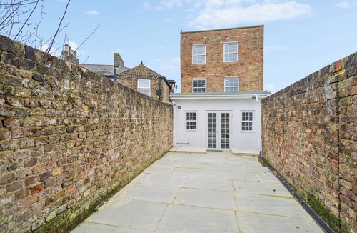 Uxbridge North House | Spacious 6-Bed En-suite Home, 5-Min Walk to Tube