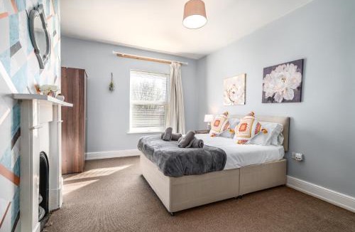 Bedford House | Spacious 6 Bed Home in Central Bedford w Parking