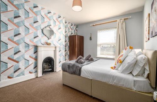 Bedford House | Spacious 6 Bed Home in Central Bedford w Parking