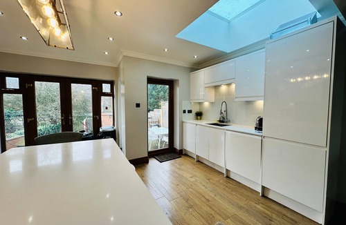 Sudbury House | Spacious 6 Bed House in Wembley