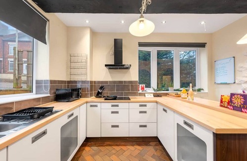 Sutton-in-Ashfield House | Spacious 6-Bed with Pool Table Desks in every room