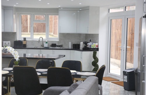 Grove Park House | Spacious 6 Bedroom Home with Dedicated Office & Private Parking for 2-3 cars
