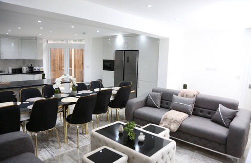 Grove Park House | Spacious 6 Bedroom Home with Dedicated Office & Private Parking for 2-3 cars