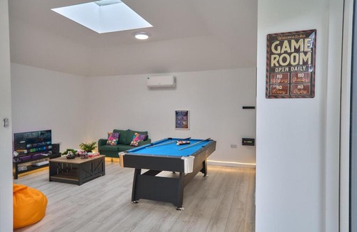 Harrow Apartment | Spacious 7BR Contractor House in Harrow with Games Room, Fast WiFi & 3 Parking