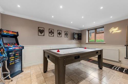 Wootton House | Spacious 7BR Home Gated Parking Games Room 2 Lounges