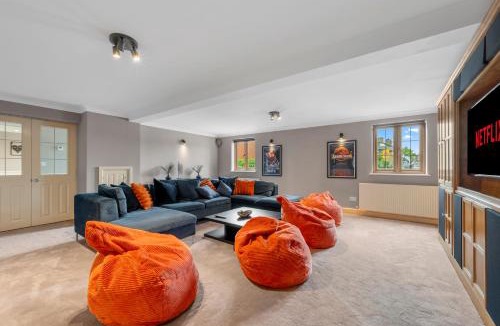 Wootton House | Spacious 7BR Home Gated Parking Games Room 2 Lounges