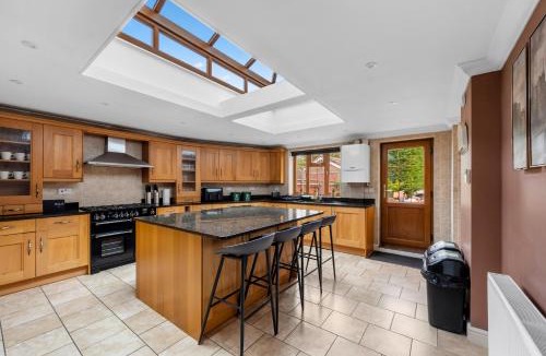Wootton House | Spacious 7BR Home Gated Parking Games Room 2 Lounges