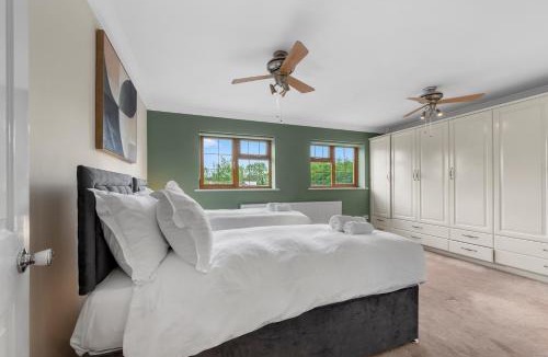 Wootton House | Spacious 7BR Home Gated Parking Games Room 2 Lounges