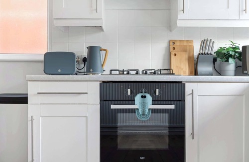 Toton House | Spacious and Bright Home | Perfect for Contractors