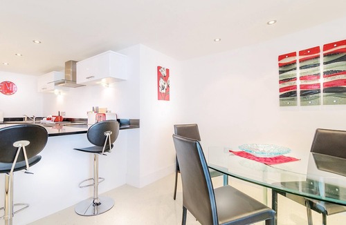 Newquay City Centre Apartment | Spacious apartment, breathtaking sea views, private secure parking.