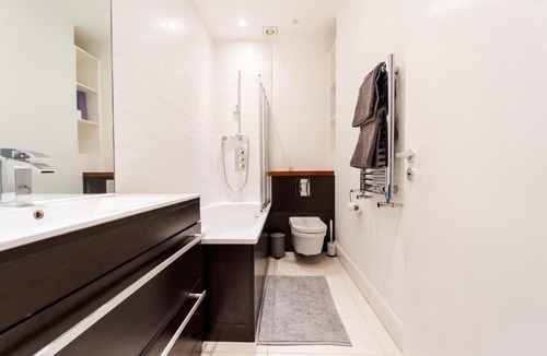 Farringdon Apartment | Spacious Apartment with a balcony in Prime Location in Farringdon