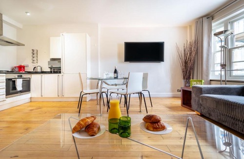Farringdon Apartment | Spacious Apartment with a balcony in Prime Location in Farringdon