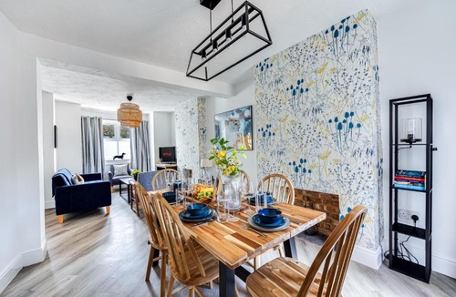 Kempston Apartment | Spacious Bedford House Sleeps 6 Superfast WiFi Weekly Rates
