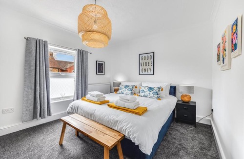 Kempston Apartment | Spacious Bedford House Sleeps 6 Superfast WiFi Weekly Rates