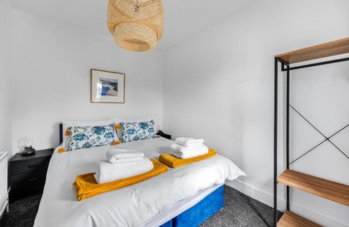 Kempston Apartment | Spacious Bedford House Sleeps 6 Superfast WiFi Weekly Rates