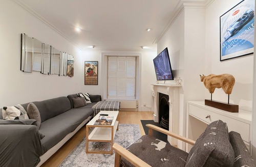 Pimlico House | Spacious, Bright & Cosy ~ Ideal Victoria Location!