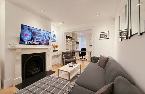 Pimlico House | Spacious, Bright & Cosy ~ Ideal Victoria Location!