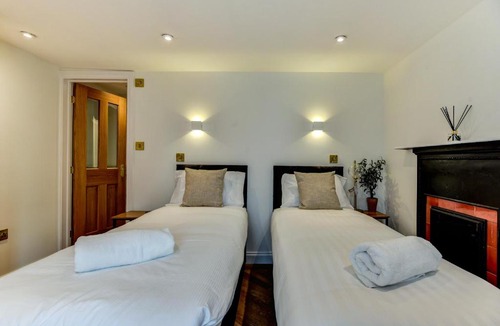 Kemptown Apartment | Spacious Brighton Home 2 Ensuites, Weekly & Monthly Stays-Marine LGF by Bluehouse Shortlets Brighton