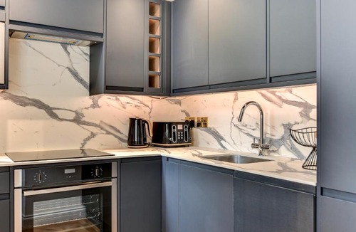 Kemptown Apartment | Spacious Brighton Home 2 Ensuites, Weekly & Monthly Stays-Marine LGF by Bluehouse Shortlets Brighton