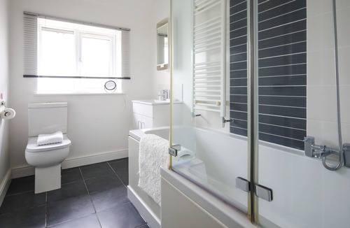 Wheatley House | Spacious & Clean House, sleeps 3 parking 2cars, Headington, Oxford, near A40&M40