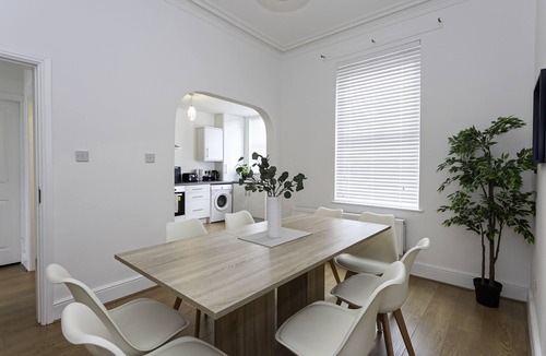 Belle Vue House | Spacious Comfortable house close to Etihad + parking