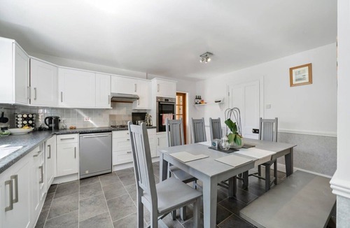 Kemerton House | Spacious Cotswolds House, Hot Tub, Parking, Garden