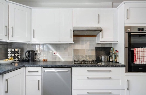 Kemerton House | Spacious Cotswolds House, Hot Tub, Parking, Garden