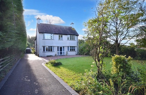 Kemerton House | Spacious Cotswolds House, Hot Tub, Parking, Garden