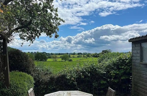 Alton Cottage | Spacious cottage 25 minutes to the Peak District. Close to Alton Towers