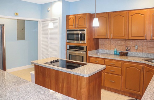 Downtown Apartment | Spacious Cozy 3 bedroom unit with a private pool, centrally located in Freeport