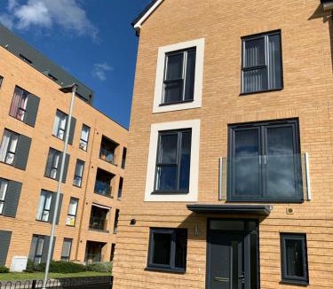 South Ockendon House | Spacious Entire 4 Bed House With 2 Free Parking Bays Early Check-in Late Check- Out Allowed