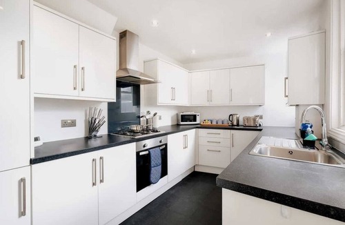 Canbury House | Spacious Family Home with Garden