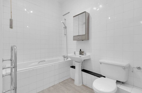 Fitzrovia Apartment | Spacious Fitzrovia Apt with Central AC