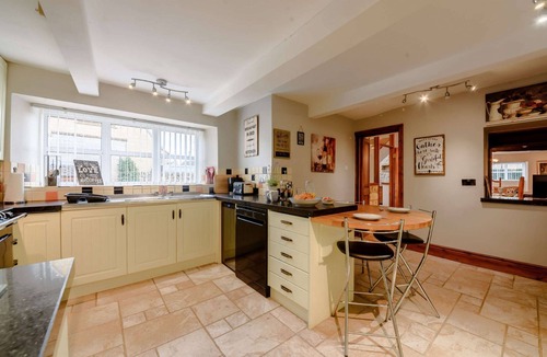 Bourton-on-the-Water House | Spacious and contemporary, family-friendly holiday home in the Cotswolds with a tranquil garden - Gr