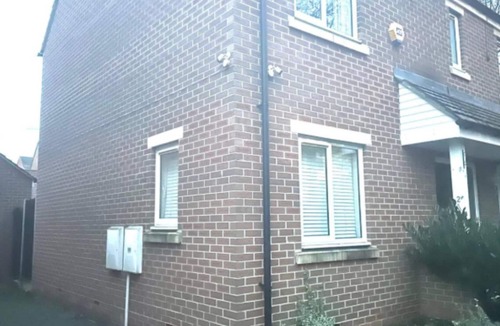 Earls Barton House | Spacious 4-Bedroom Home in Northampton w/Garden, and Parking