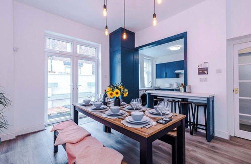 Anfield House | Spacious Home, Sleeps 7 in the heart of Anfield!