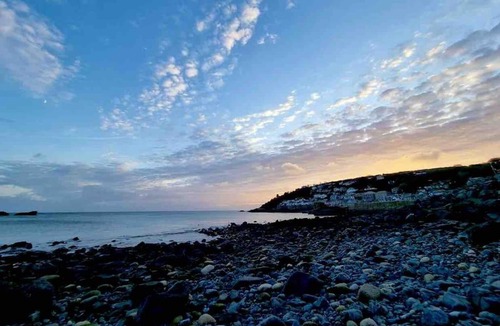 Mousehole Apartment | Spacious home with panoramic sea view, free parking EV & large garden