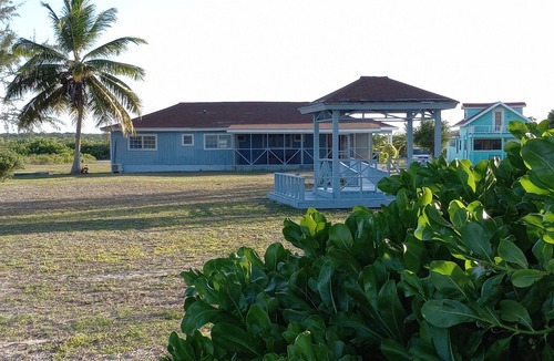 Colonel Hill House | Spacious Island House on the beach - 5 mins from the airport
