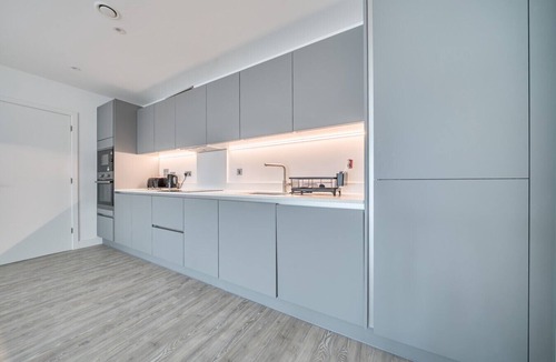 Cambridge Apartment | Spacious modern flat with balcony, free parking and great access