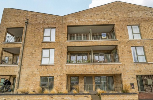 Cambridge Apartment | Spacious modern flat with balcony, free parking and great access