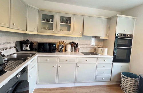 Ealing Apartment | Spacious & Modern 1-Bed Flat near Ealing