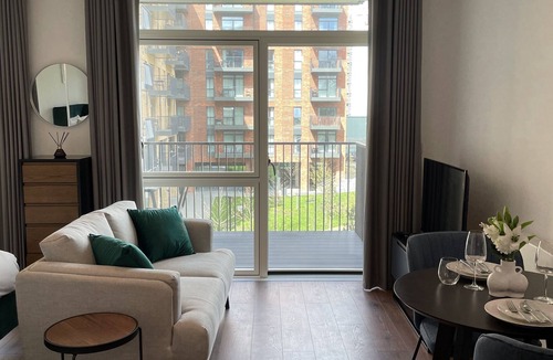 Gascoigne Apartment | Spacious modern studio apartment in London