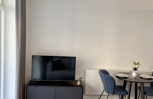 Gascoigne Apartment | Spacious modern studio apartment in London