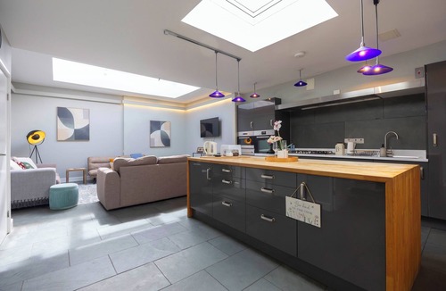 Montpellier House | Spacious Pet Friendly Home in Central Cheltenham. Sleeps 6 FREE Parking!