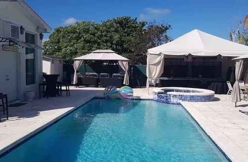 Nassau Apartment | Spacious Poolside Getaway 10min Walk to the Beach