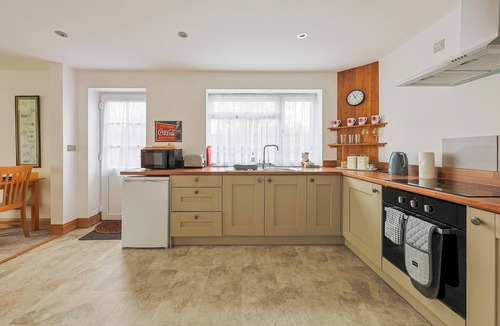 Chinnor House | Spacious, Self Contained Annexe with Parking - Pass the Keys