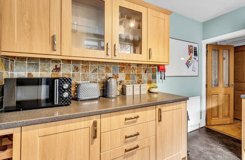 Stoke-on-Trent House | Spacious Stoke Townhouse 3BR Near Hospital & M6 with Parking