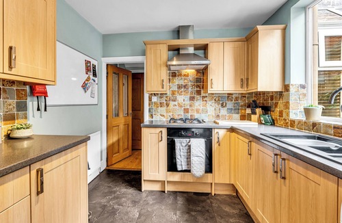 Stoke-on-Trent House | Spacious Stoke Townhouse 3BR Near Hospital & M6 with Parking