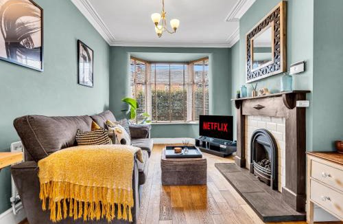 Stoke-on-Trent Villa | Spacious Stoke Townhouse 3BR Near Hospital & M6 with Parking