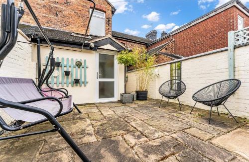 Stoke-on-Trent Villa | Spacious Stoke Townhouse 3BR Near Hospital & M6 with Parking